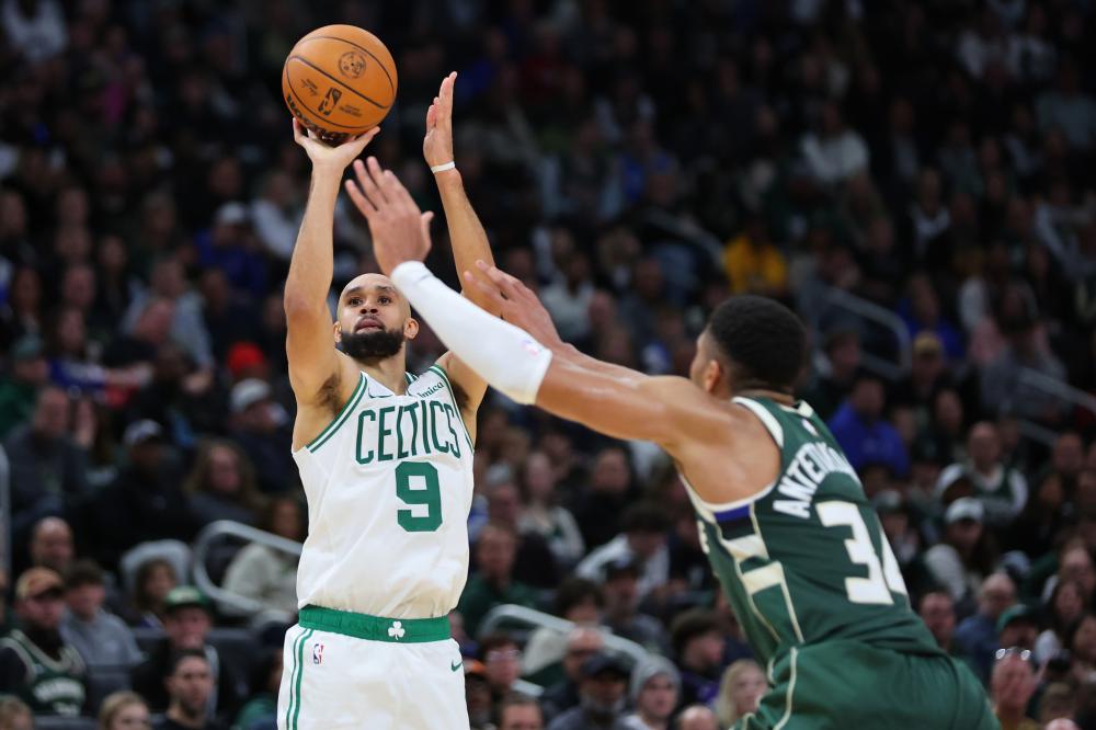 他快速运球 他快速运球